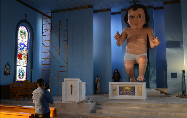 Feligreses acuden a observar la figura del Niño Dios, a la parroquia de la Epifanía del Señor en Zóquite, estado de Zacatecas. Foto: EFE.