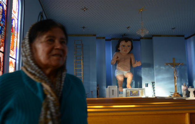 Feligreses acuden a observar la figura del Niño Dios, a la parroquia de la Epifanía del Señor en Zóquite, estado de Zacatecas. Foto: EFE.