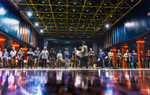 Músicos de Geneva Camerata memorizaron sinfonías y aprendieron coreografía para “Danza del Sol”. Foto/ Jérémy Bruyère.