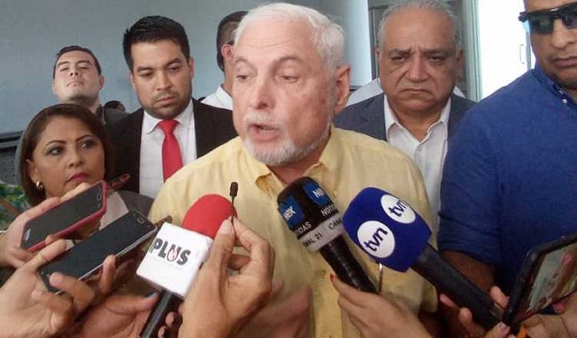 Ricardo Martinelli acudió con su abogado, Luis Eduardo Camacho G., a interponer la querella penal a la Secretaría General de la Asamblea.