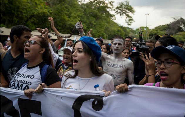 Cientos de opositores se manifiestan en Caracas (Venezuela). Foto: EFE.