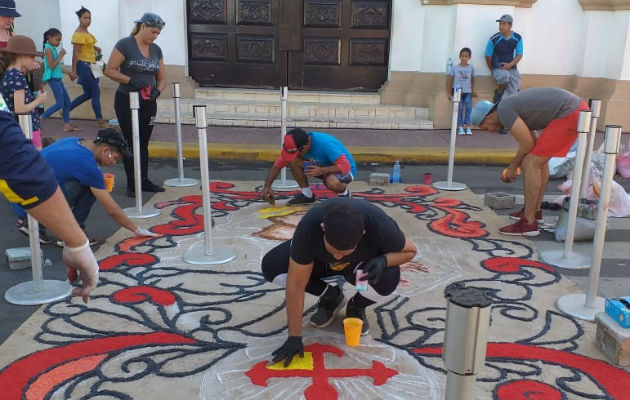 Las alfombras se hacen con distintos materiales, como aserrín y flores. Foto: Thays Domínguez. 