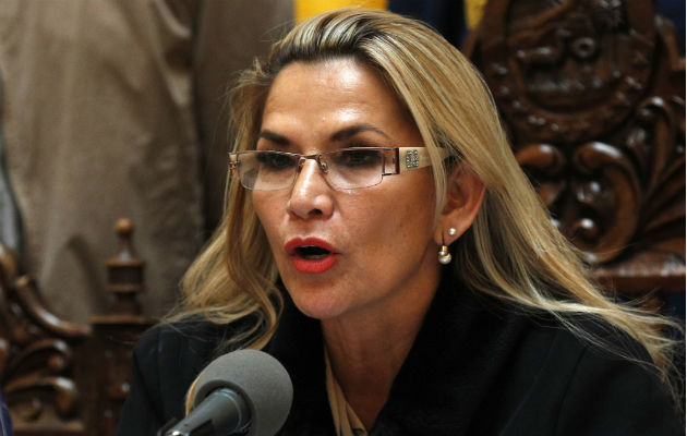 La presidenta interina Jeanine Áñez, al hablar a medios de prensa. Foto: AP.