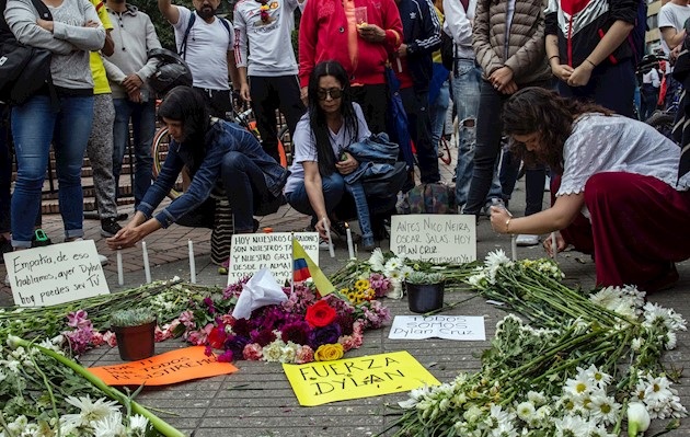 Manifestantes se reúnen, en el hospital San Ignacio donde es atendido Dylan Cruz, de 18 años, quien fue herido de gravedad en la cabeza al ser alcanzado por una bomba aturdidora disparada por la policía antimotines durante una marcha, en Bogotá. FOTO/EFE