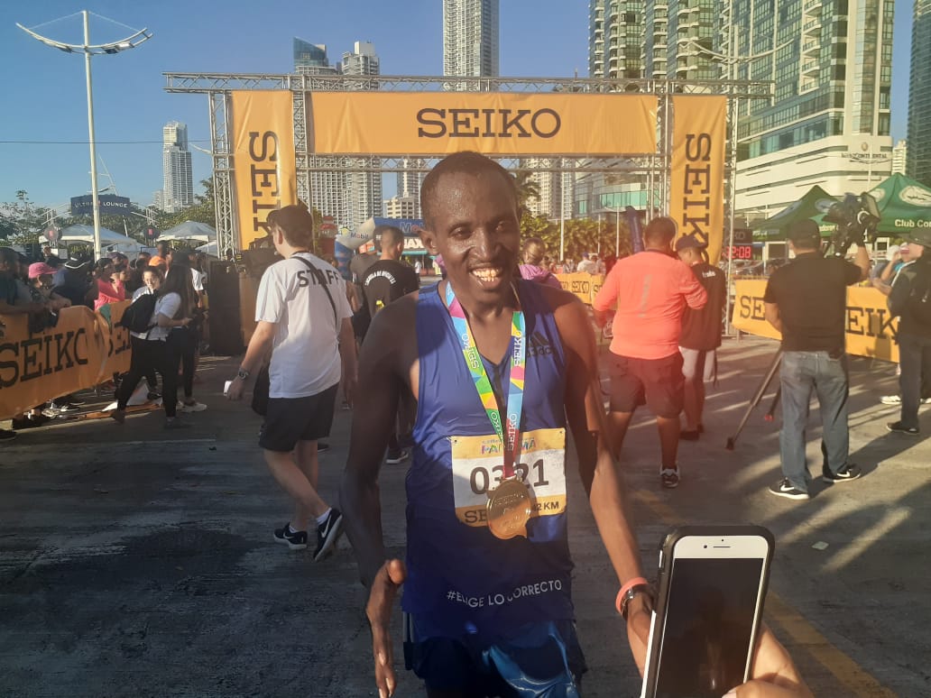 Robert Gititu celebra su victoria en la Maratón Internacional a Panamá.   Foto: Aurelio Martínez