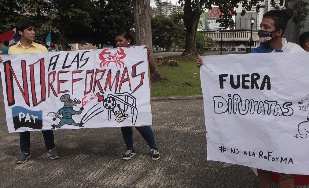 Los universitarios han protestado en contra del paquete de las reformas constitucionales. Foto Víctor Arosemena