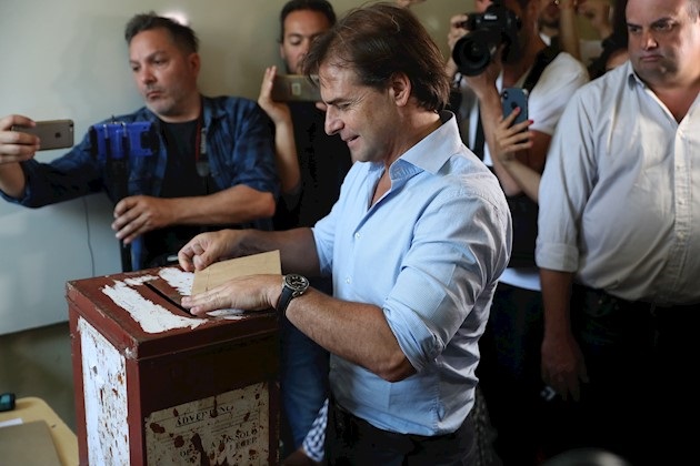 Lacalle Pou, que votó en la ciudad de Canelones (sur del país), donde, a la entrada del centro correspondiente, fue recibido entre aplausos y gritos de