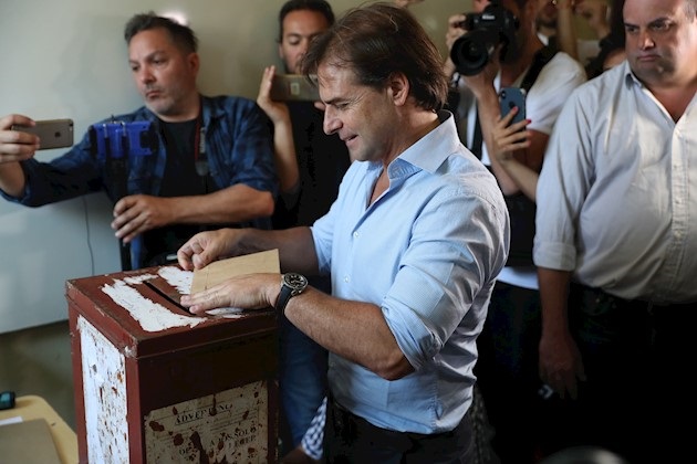 Lacalle Pou, que votó en la ciudad de Canelones (sur del país), donde, a la entrada del centro correspondiente, fue recibido entre aplausos y gritos de 