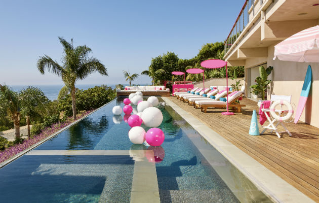 Para celebrar el 60 aniversario de Barbie, Mattel creó una Dreamhouse de tamaño real en Malibú con Airbnb. Foto/ Airbnb.