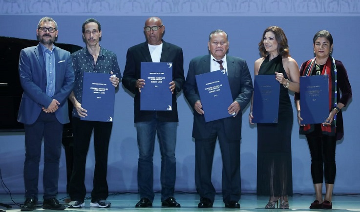 Ganadores de la Categoría Escultura junto a miembro de MiCultura. Foto: Cortesía