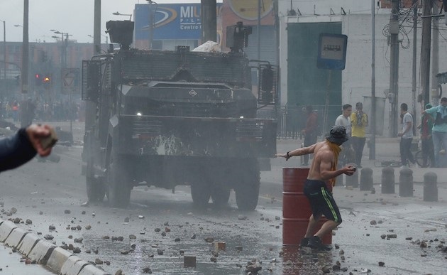  Numerosas protestas pacíficas se han llevado a cabo, pero la aparición de vándalos encapuchados ha provocado enfrentamientos con la Policía en varias ciudades, lo que ha causado la muerte de al menos tres personas y decenas de heridos, entre ellos agentes del orden.