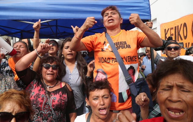 Partidarios de Keiko Fujimori, celebran en las afueras de la cárcel de mujeres en Lima. FOTO/AP