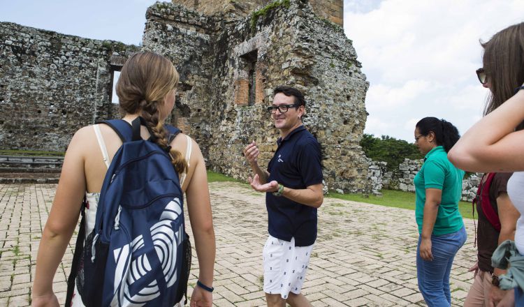 Los estudiantes disfrutan haciendo turismo en Panamá.  Cortesía