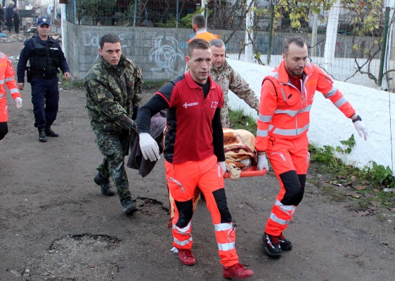 Las personas llevan el cuerpo de una víctima del terremoto a una ambulancia después de que un terremoto golpeó Thumane, Albania. FOTO/AP