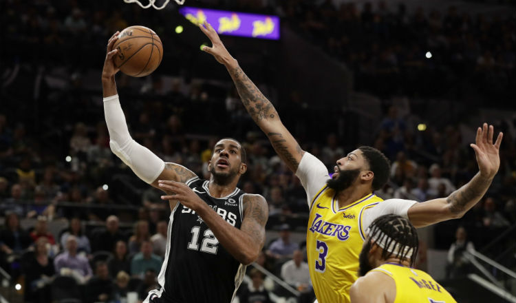 Anthony Davis (3) intenta evitar la anotación de LaMarcus Aldridge (12) de los San Antonio Spurs. Foto AP