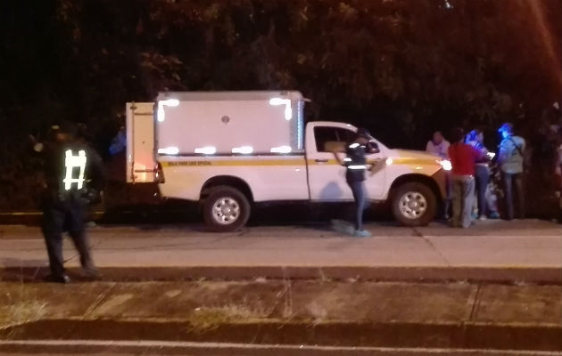 En el  accidente estuvo involucrado un auto pick up, color gris. Foto: Eric A. Montenegro.