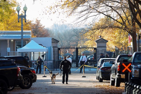 Los miembros de la División Uniformada del Servicio Secreto de EE. UU. Caminan fuera de la entrada noroeste de la Casa Blanca, ya que el complejo tiene la orden de refugiarse en el lugar luego de una supuesta violación del espacio aéreo en Washington, DC.