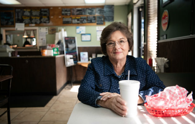 Deborah Stephens, de 64 años, perdió 30 kilos tras la muerte de su esposo. Foto/ Sean Rayford.