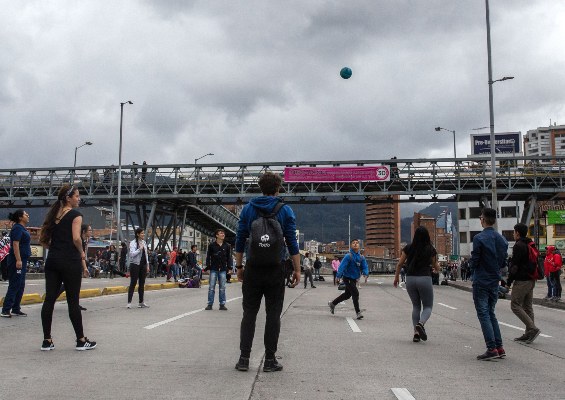 Estudiantes de la Universidad Nacional juegan fútbol sobre la calle 26, vía que permanece bloqueada en protesta y solidaridad con Dilan Cruz, de 18 años, quien falleció en la noche del lunes después de ser herido gravemente en la cabeza al ser alcanzado por un artefacto disparado por la Policía, en Bogotá (Colombia). FOTO/EFE
