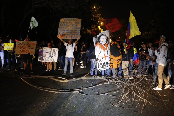 Cientos de personas participaron de una marcha en rechazo a la muerte del estudiante Dilan Cruz durante choques con la policía antidisturbios, en Medellín. FOTO/EFE