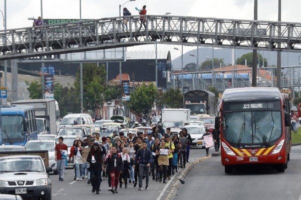 Estudiantes marchan por la Avenida Las Américas durante el séptimo día de protestas. FOTO/EFE