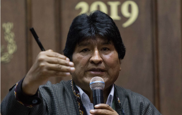 Evo Morales al anunciar que dejó de hospedarse en un campo militar en México. Foto: EFE.