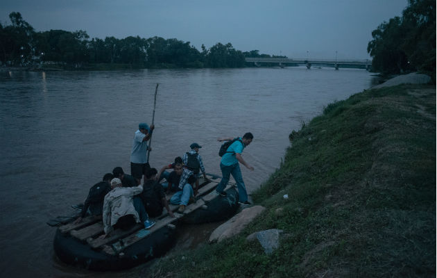 Migrantes guatemaltecos pobres pagan miles de dólares a contrabandistas. Entrando a México. Foto/ Antonio Rojas.