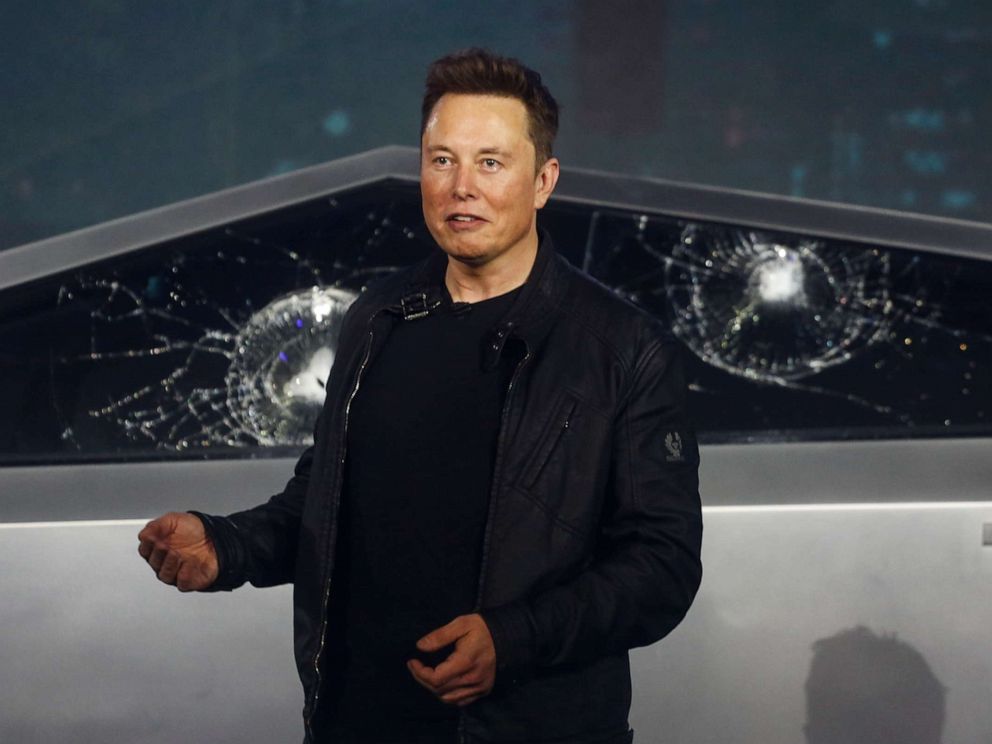  Elon Musk, presidente de Tesla, dio la noticia después de recibir el Golden Steering Wheel, un premio alemán para automóviles, por el Model 3 de Tesla. FOTO/AP