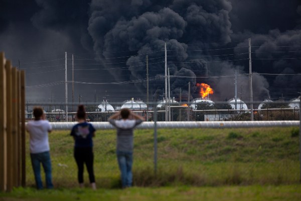 Dos explosiones masivas separadas por 13 horas atravesaron la planta química el miércoles, y una dejó varios trabajadores heridos. FOTO/AP