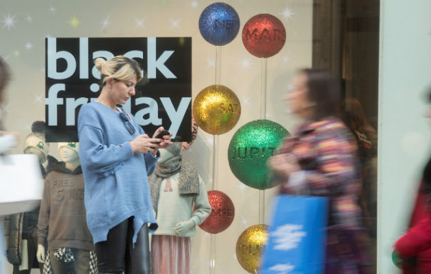 Cada vez más la gente opta por las compras por Internet durante el Black Friday.