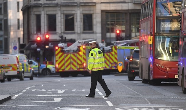 Las fuerzas de seguridad fueron alertadas de un apuñalamiento en torno a las dos de la tarde, según detalló en una intervención ante la prensa el jefe de la unidad antiterrorista de la Policía británica, Neil Basu.