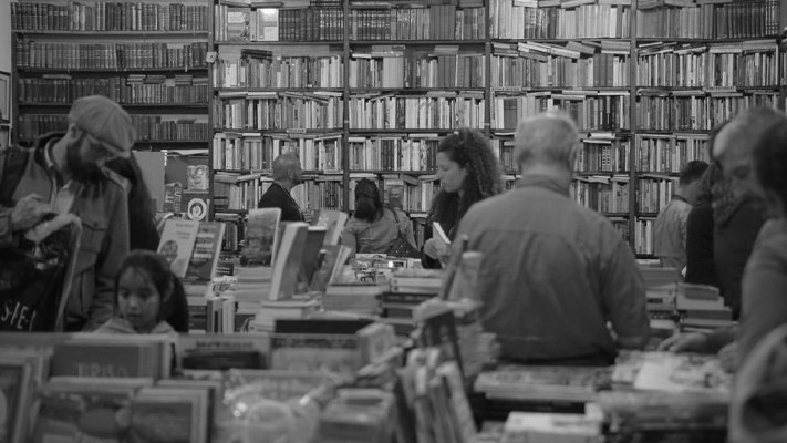 El libro es un objeto de arte que se convierte en mercancía apenas se le coloca el código de barra o ISBNS. Foto:EFE