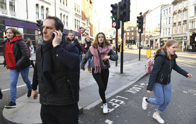La Policía de la Ciudad de Londres urgió a la gente a alejarse de la zona. Foto/ AP