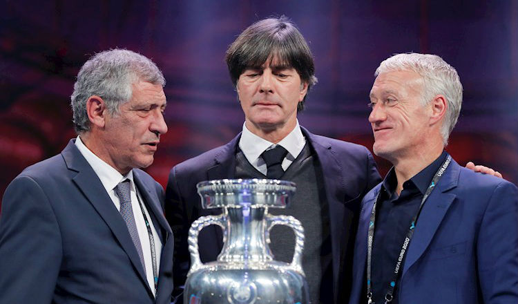 Fernando Manuel Costa Santos (izq.), técnico de Portugal  junto a su colega de Alemania, Joachim Low y el francés Didier Deschamps. Foto EFE