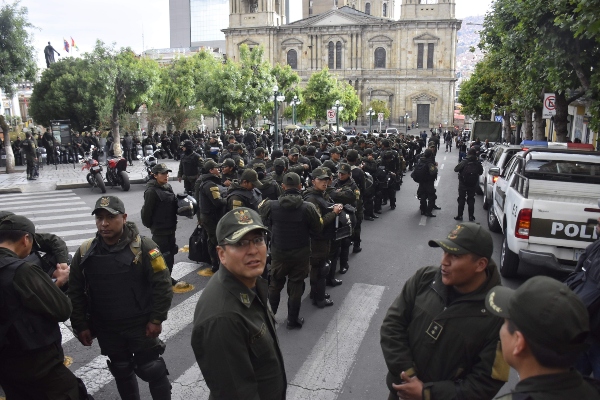 Un fuerte despliegue policial monta guardia, en torno a la plaza Murillo, donde tienen sus sedes el Gobierno y el Parlamento. FOTO/EFE Un fuerte despliegue policial monta guardia, en torno a la plaza Murillo, donde tienen sus sedes el Gobierno y el Parlamento. FOTO/EFE