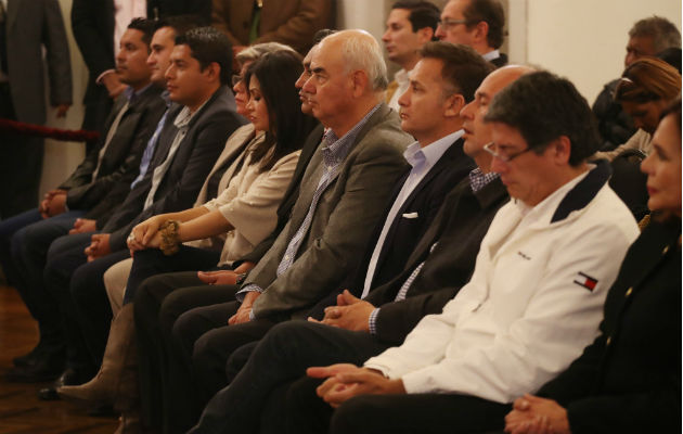 La presidenta interina de Bolivia nombra un gabinete de urgencia Ministros entrantes durante el acto de juramentación del nuevo gabinete de Gobierno, en La Paz (Bolivia). Foto: EFE.