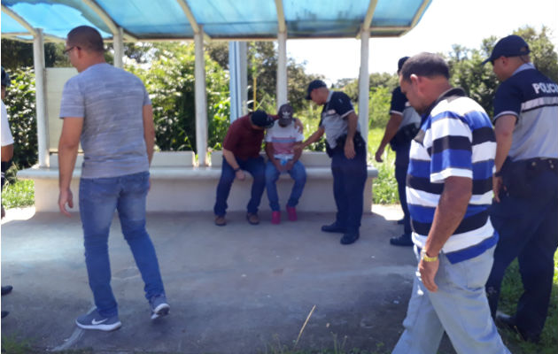 Joven desiste de lanzarse desde un puente peatonal en la ciudad de Chitré La rápida acción de las unidades evitó la muerte del joven. Foto: Thays Domínguez.