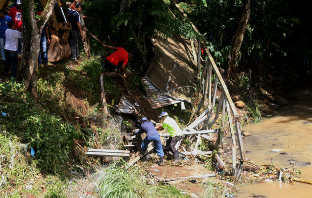 Crecida del río Burunga se lleva un puente peatonal e inunda varias casas Ya se procedió a remover los restos del puente del cauce del río. Foto: Eric A. Montenegro.