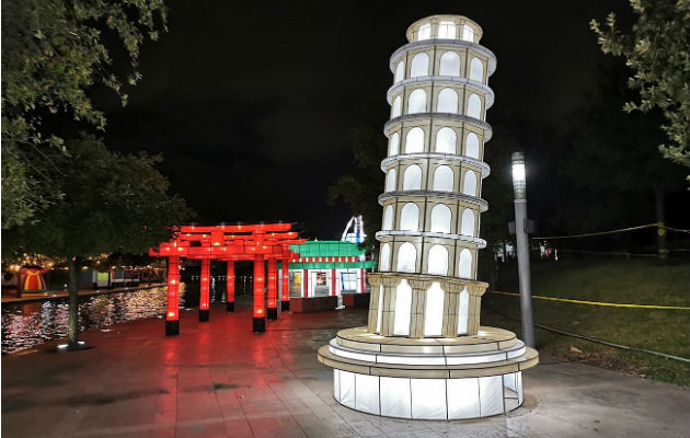 Festival de luces navideñas mas grande de México se hará en Monterrey Figuras gigantes iluminadas hechas por artesanos mexicanos en la ciudad de Monterrey en el estado de Nuevo León. Foto: EFE.