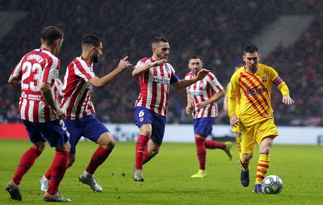 Messi conduce el balón en el partido contra Atlético Madrid. Foto:AP