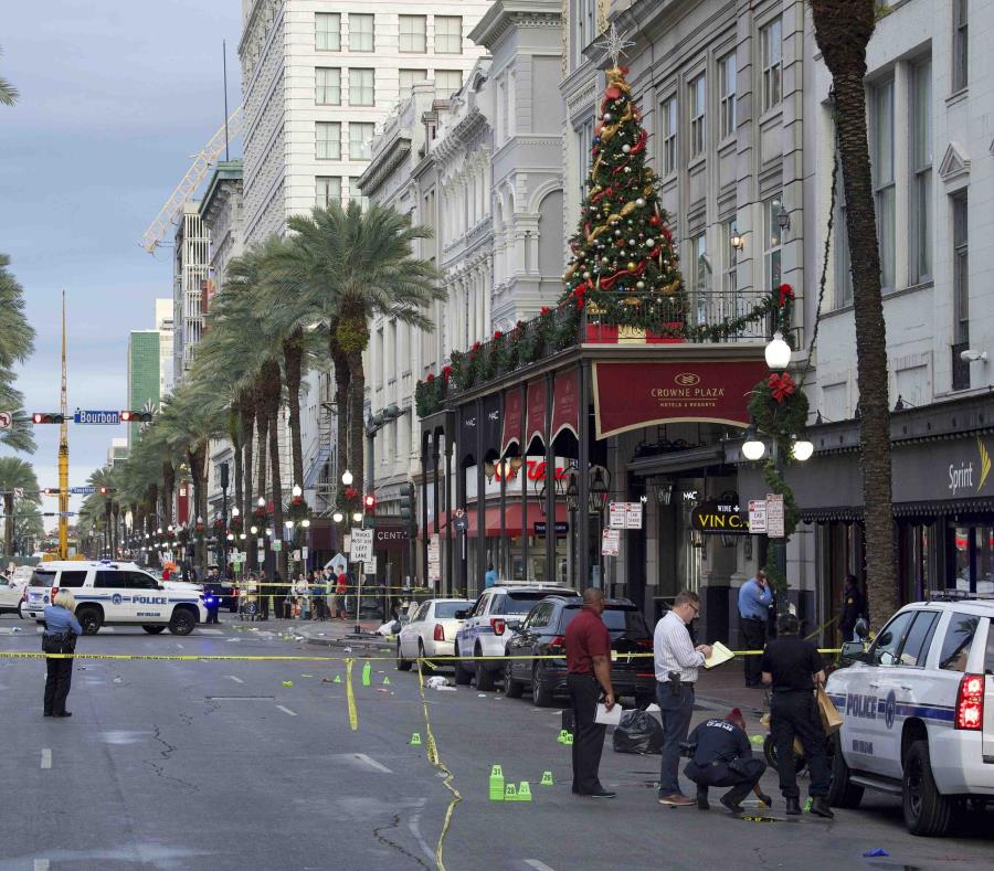 El tiroteo ocurrió en una zona comercial concurrida de Canal Street que tiene vías de tranvía y está cerca de varios hoteles. FOTO/AP