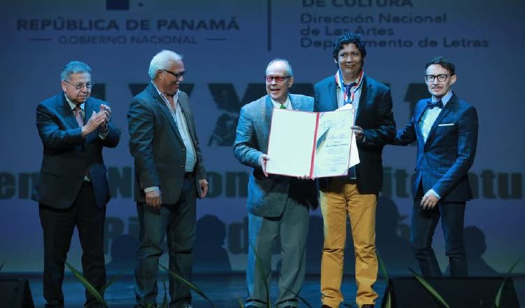 Jhavier Romero recibiendo el premio Ricardo Miró de Teatro. 