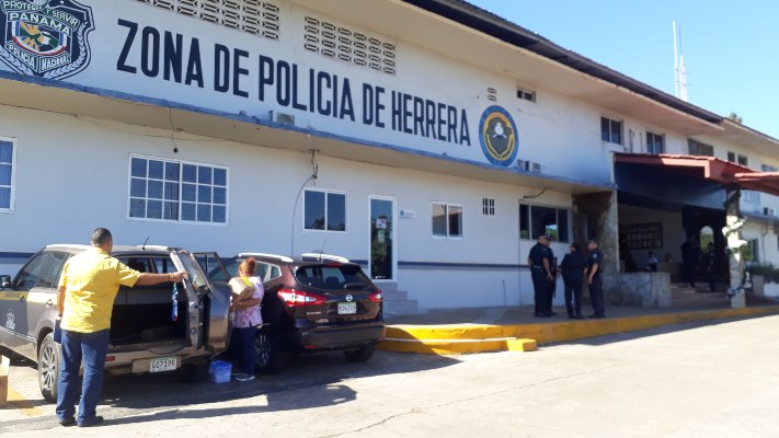 El comisionado Rolando Alonso, jefe de la zona policial de Herrera, indicó que con la acción se logró el decomiso del arma de fuego y las armas blancas con las cuales se intentaban agredir los internos.