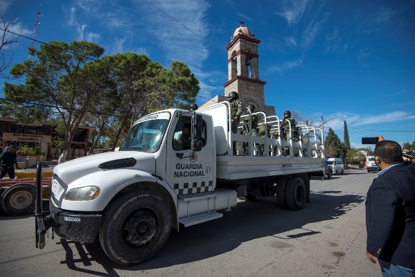 Agentes de la Guardia Nacional resguardan la población de Villa Unión, en el estado de Coahuila (México), luego de un ataque armado el pasado sábado. FOTO/EFE