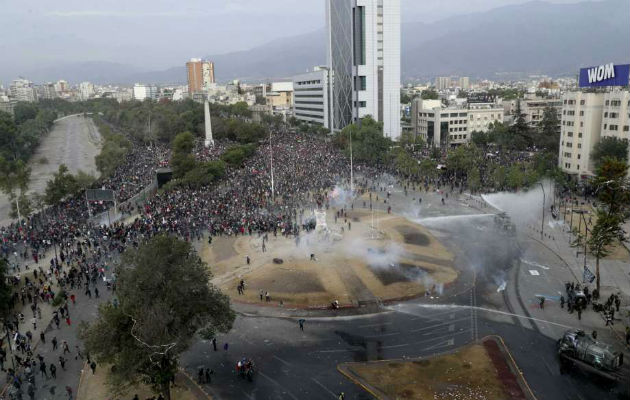 Los saqueos, incendios y destrucción de mobiliario, han afectado el comercio y la industria en Chile.