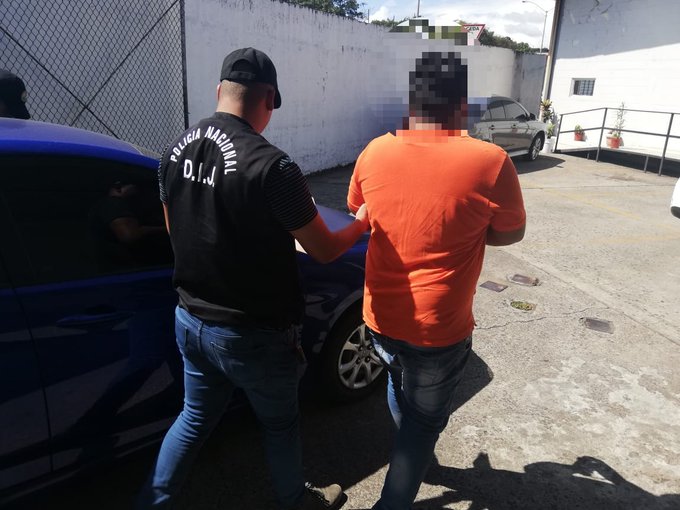 El supuesto estafador fue ubicado en una residencia de San Miguelito. Foto: Cortesía de la Policía Nacional.