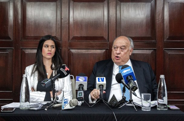 Humberto Calderón Berti (d), exembajador en Colombia del jefe del Parlamento de Venezuela, Juan Guaidó, habla durante una rueda de prensa en compañía de su nieta Estefanía, en Bogotá (Colombia).  Calderón Berti se desmarcó de la gestión del jefe del Parlamento Juan Guaidó, quien le destituyó este miércoles y reconoció que su relación con él 