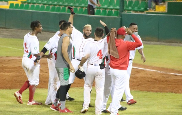 Los Astronautas caminan con paso firme.