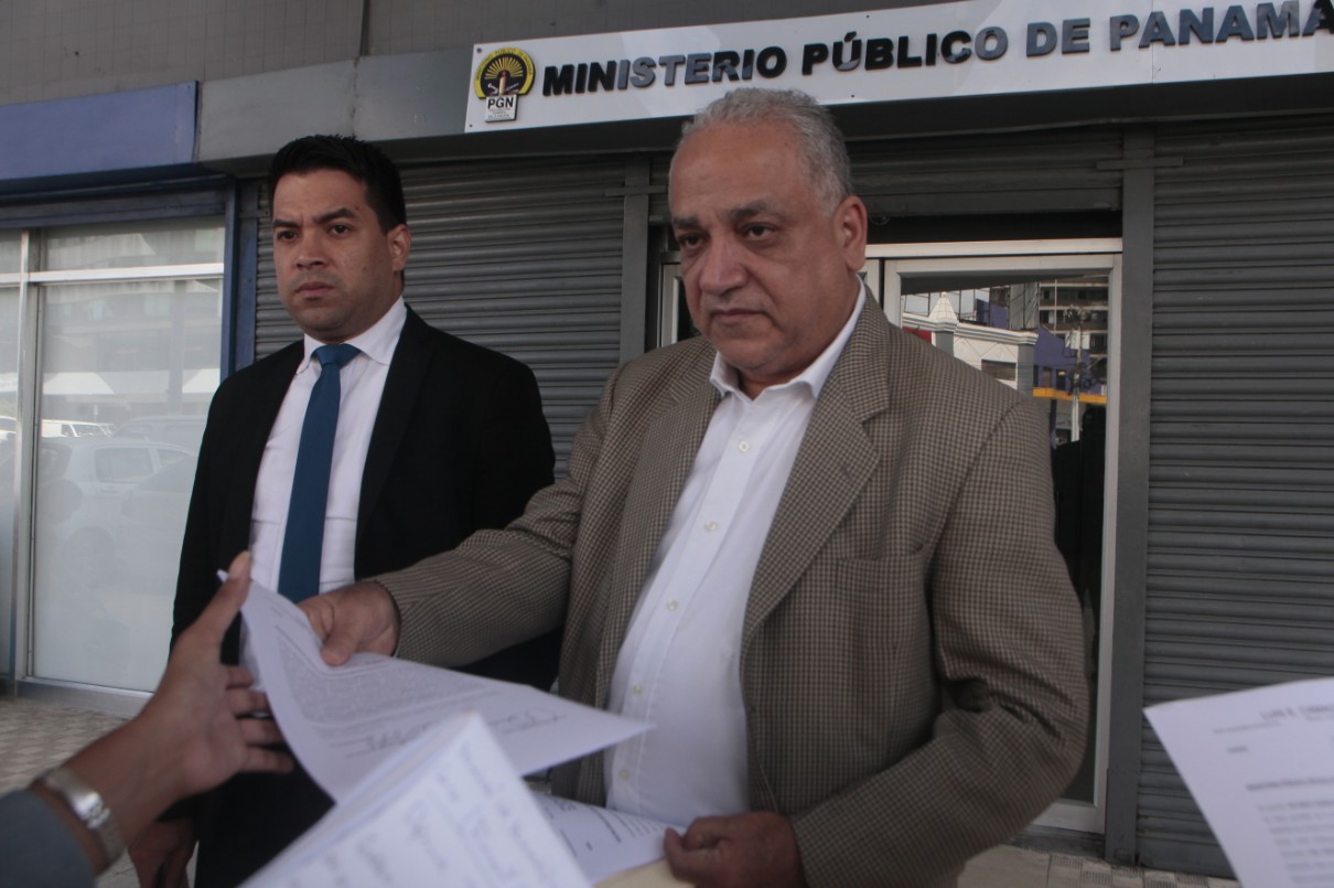 La querella penal en el Ministerio Público fue presentada por el jurista Luis Eduardo Camacho González (izq.). Foto: Víctor Arosemena