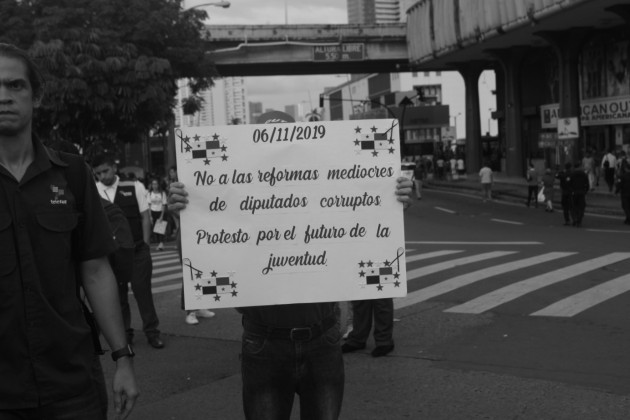 La juventud salió a las calles a protestar por el método de discusión utilizado por la Asamblea Nacional para aprobar las reformas, el pasado mes de noviembre. Foto: Víctor Arosemena. Epasa.